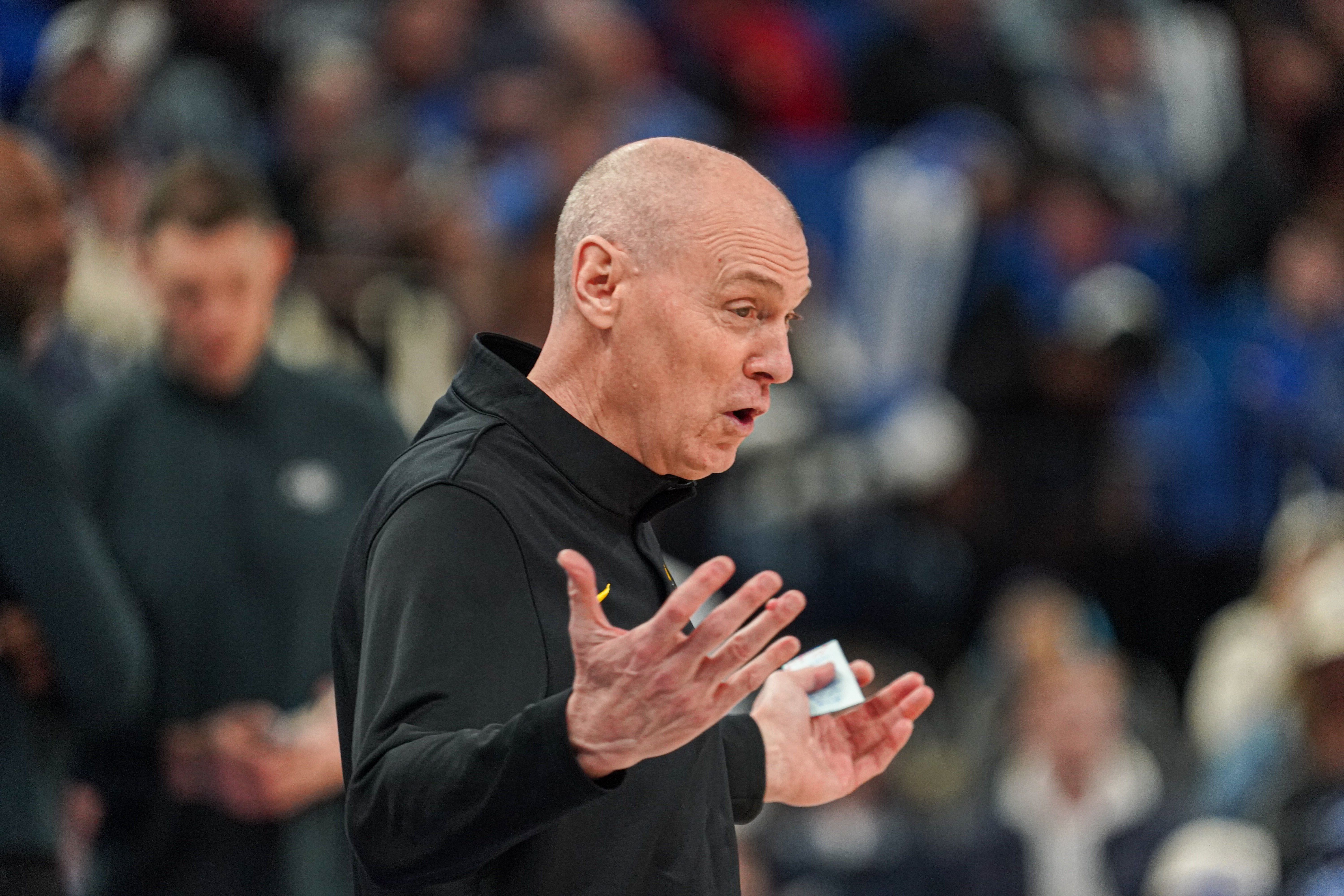 s15外围-卡莱尔：为我们的队员高兴 这个赛季很艰难 与他们并肩作战很开心